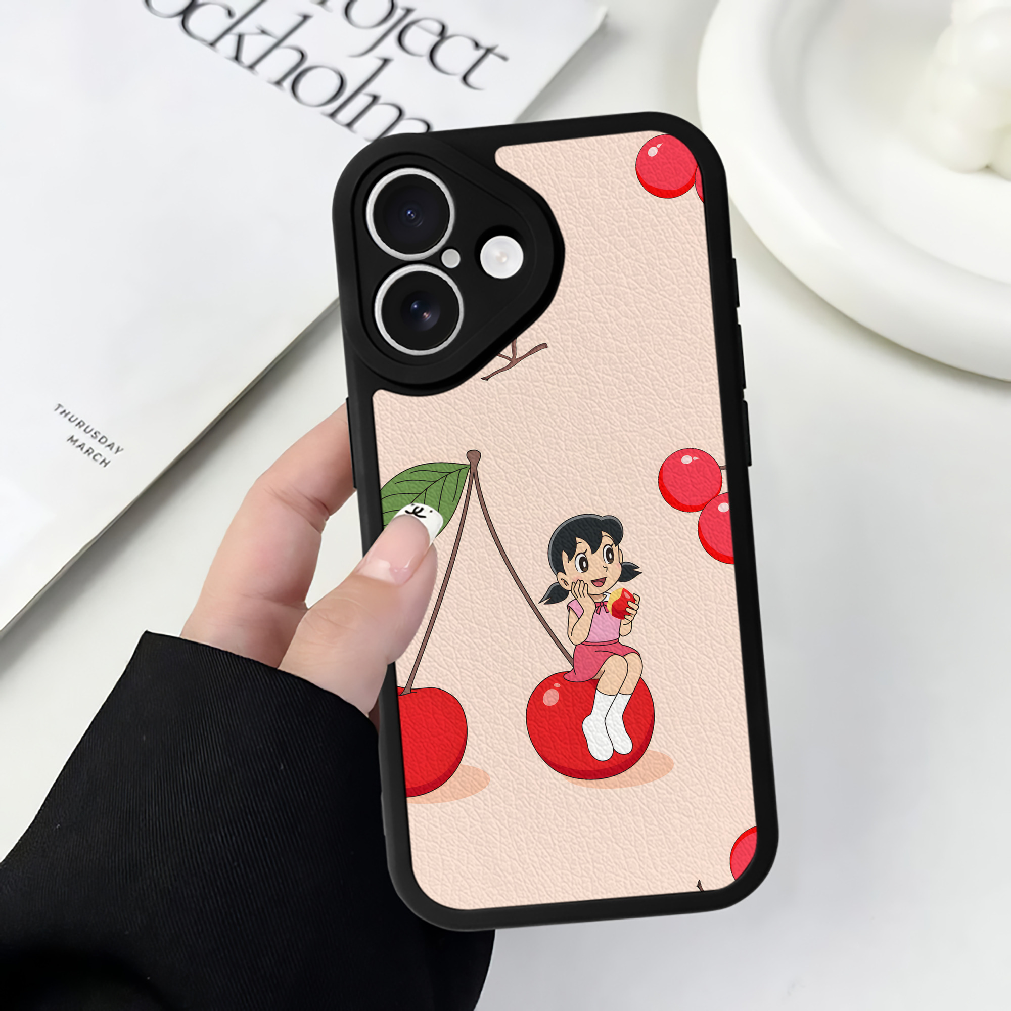 （画像用） ドラえもん Doraemon 【iPhone 16シリーズ対応】シリコンスマホケース（レザー調） 材質：シリコン